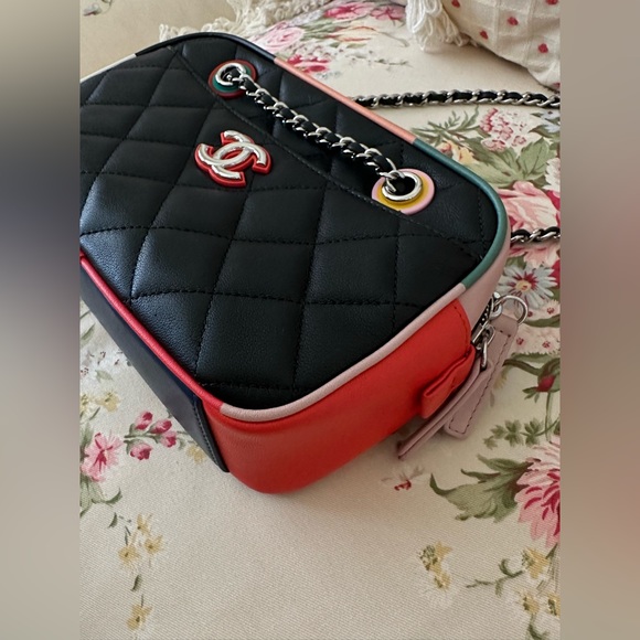 Authentic Multicolored Leather Chanel Purse. - Picture 4 of 15